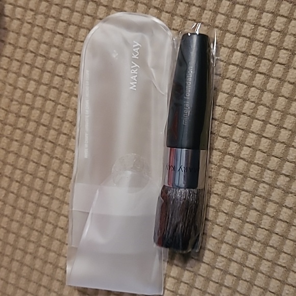 New in packaging!  Mary Kay makeup applicator powder foundation blush brush - Picture 1 of 2